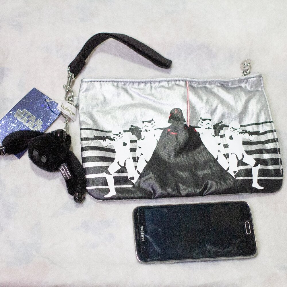 Kipling - Star Wars Darth Vader Stormtroopers Electronico Wristlet